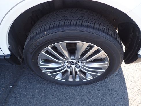 Used 2021 Toyota Venza XLE image 28