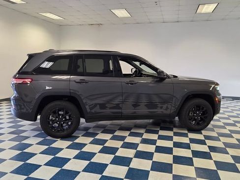 Used 2024 Jeep Grand Cherokee Altitude RWD image 9