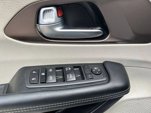 Used 2023 Chrysler Voyager LX FWD image 14