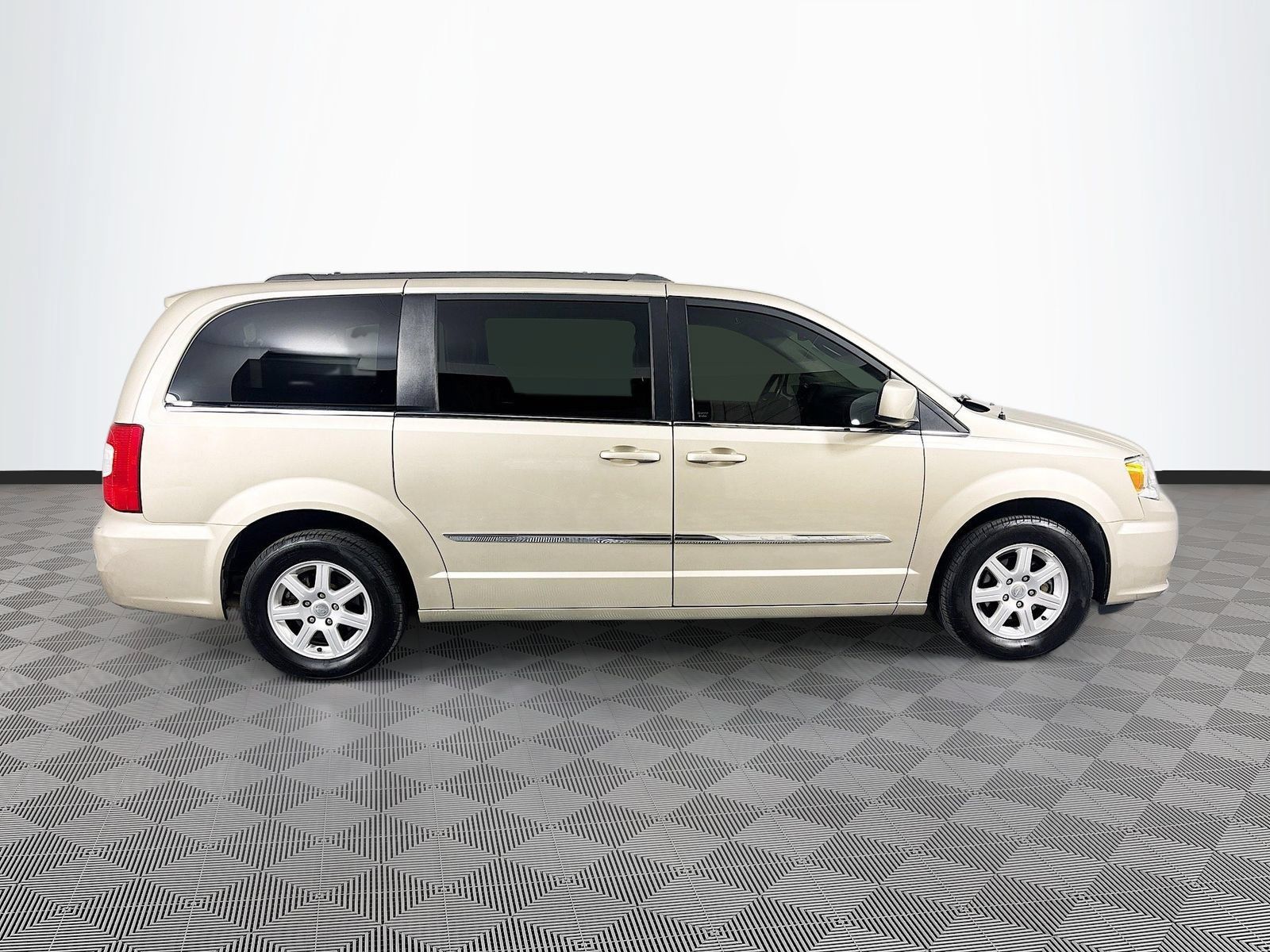 Used 2012 Chrysler Town & Country Touring w/ Entertainment Group #1 FWD image 8