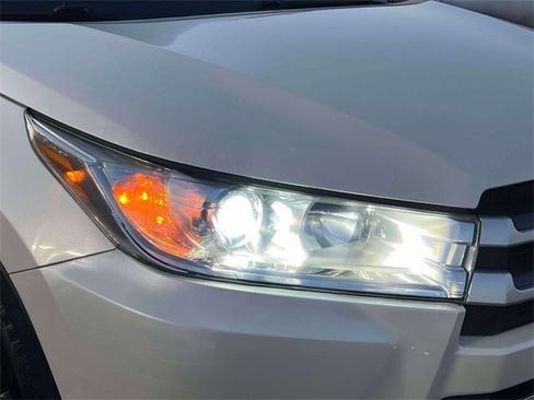 Used 2019 Toyota Highlander SE image 12
