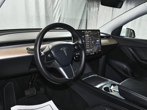 Used 2022 Tesla Model Y Long Range image 24