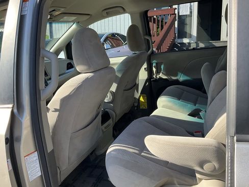 Used 2015 Toyota Sienna LE image 24