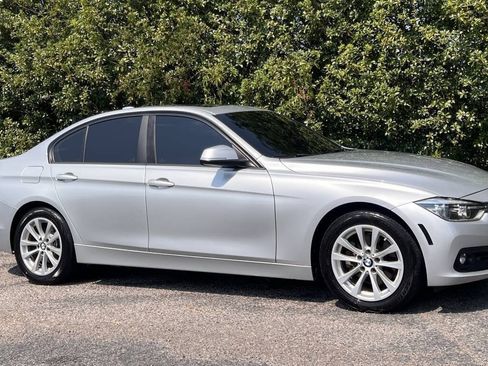 Used 2018 BMW 320i xDrive Sedan w/ Convenience Package AWD/4WD image 10