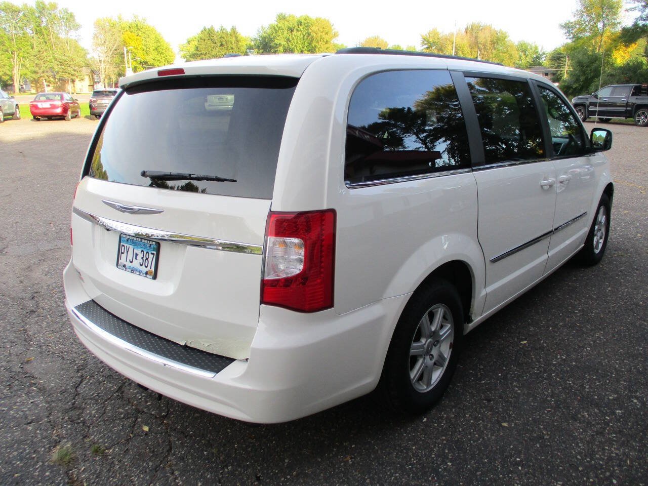 Used 2012 Chrysler Town & Country Touring FWD image 8
