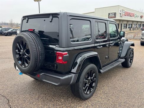 Used 2022 Jeep Wrangler Unlimited Sahara w/ Cold Weather Group image 4