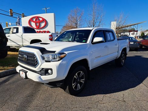 Used 2019 Toyota Tacoma TRD Sport image 2