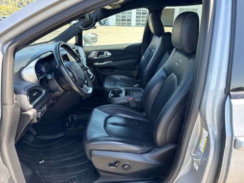 Used 2019 Chrysler Pacifica Touring-L w/ S Appearance Package FWD image 15