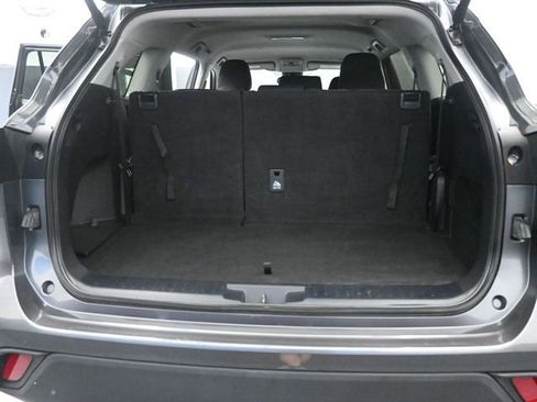 Used 2024 Toyota Highlander LE image 8