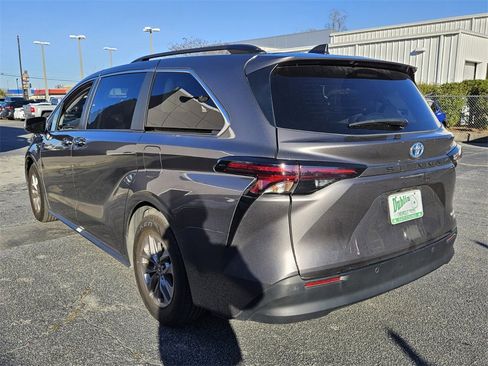 Used 2023 Toyota Sienna XLE image 9