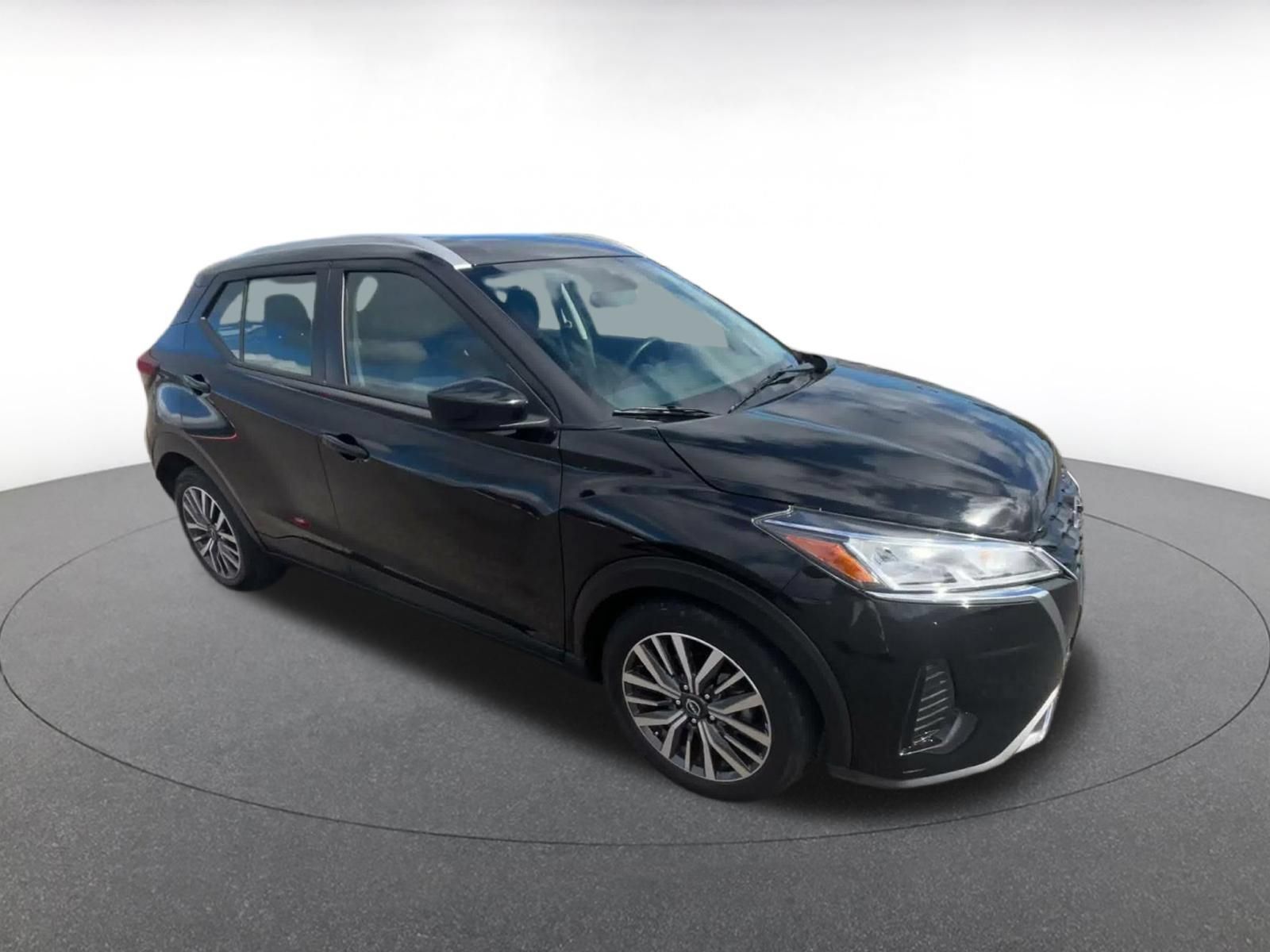 Used 2024 Nissan Kicks SV FWD image 2