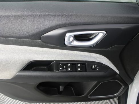 Used 2024 Jeep Compass Latitude image 13