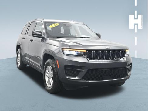 Used 2024 Jeep Grand Cherokee Laredo RWD image 3