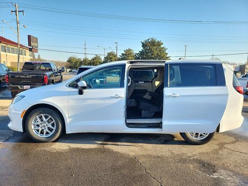 Used 2022 Chrysler Voyager LX image 10