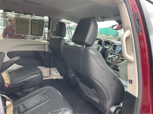 Used 2017 Chrysler Pacifica Touring-L FWD image 23