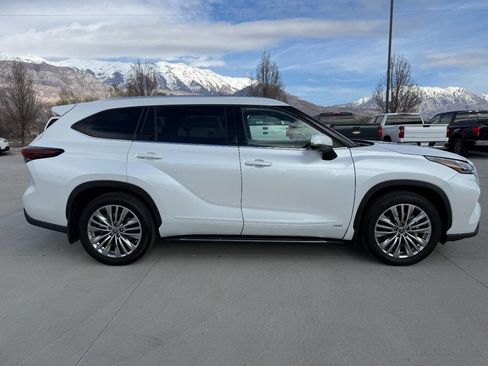 Used 2024 Toyota Highlander Platinum image 2