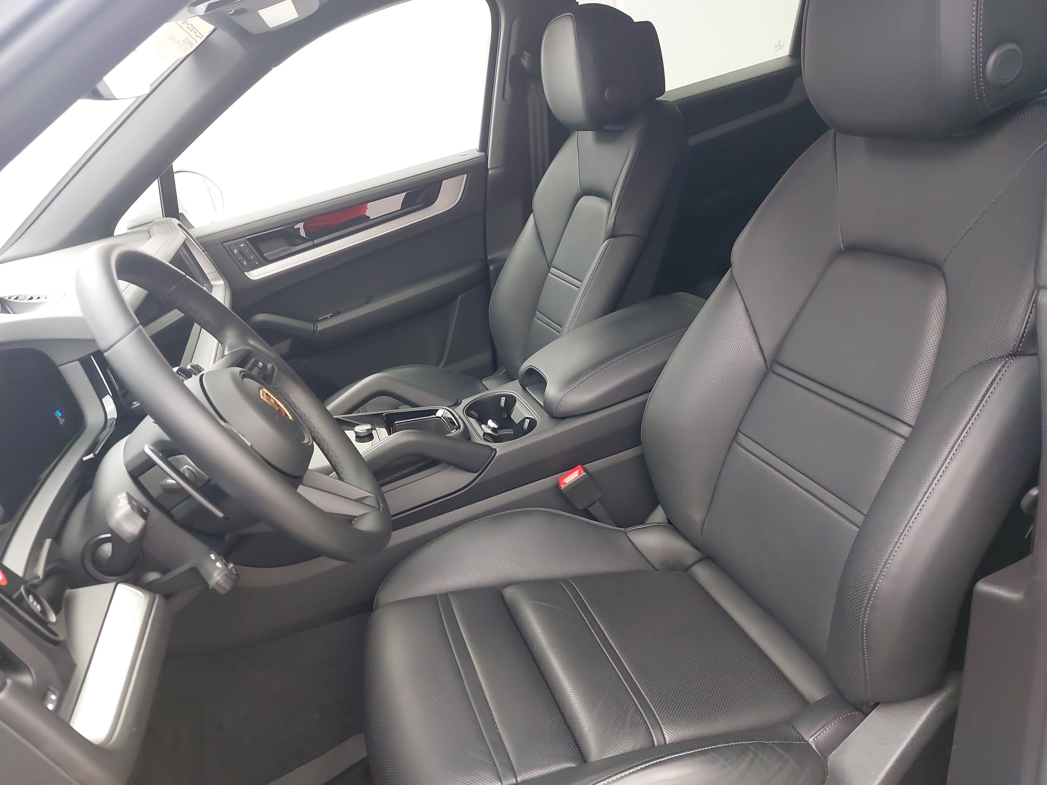 Certified 2024 Porsche Cayenne Coupe AWD/4WD image 5