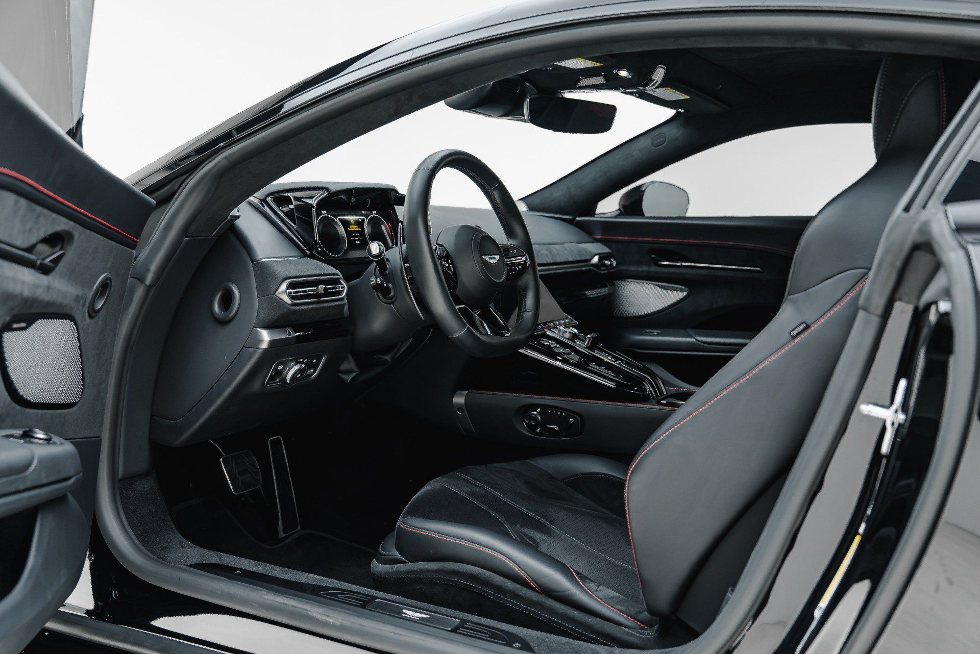 Used 2025 Aston Martin V8 Vantage Coupe RWD image 3