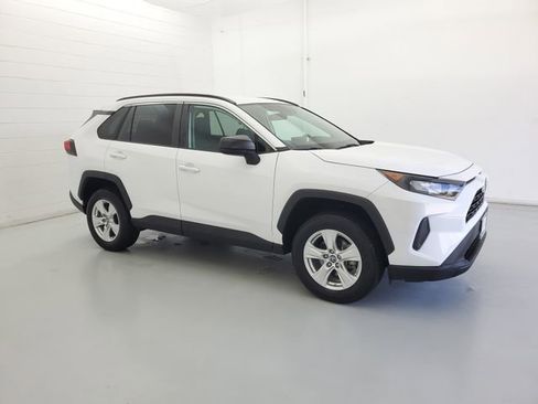 Used 2021 Toyota RAV4 LE AWD/4WD image 4