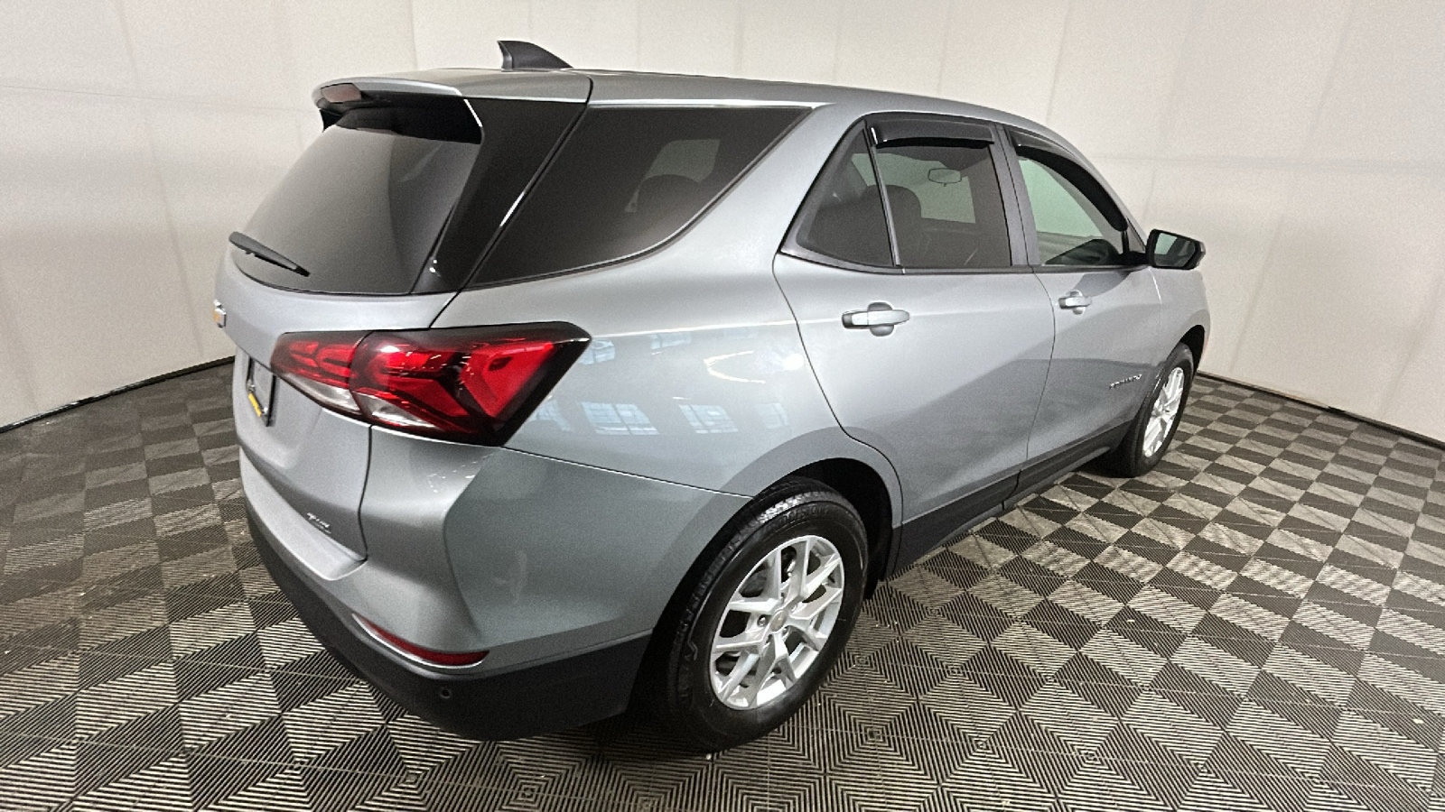 Used 2024 Chevrolet Equinox LS w/ LS Convenience Package AWD/4WD image 3