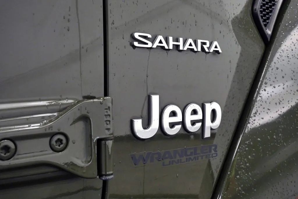 Used 2022 Jeep Wrangler Unlimited Sahara AWD/4WD image 9