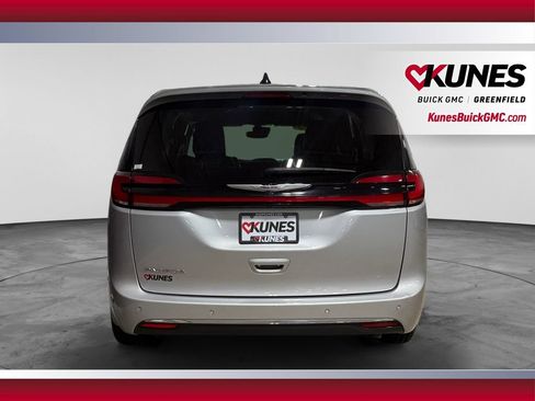 Used 2024 Chrysler Pacifica Touring-L FWD image 9
