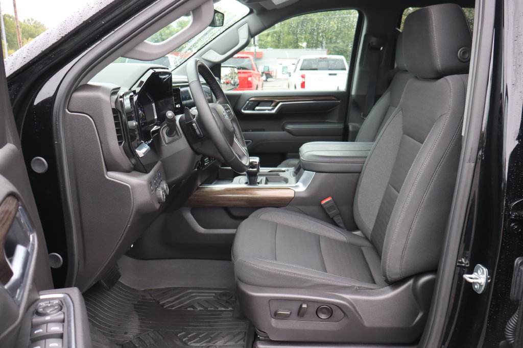 Used 2025 Chevrolet Silverado 1500 LT Trail Boss w/ Dark Appearance Package AWD/4WD image 5