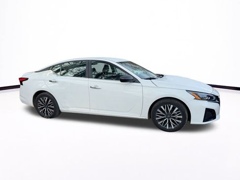 Used 2025 Nissan Altima 2.5 SV image 2