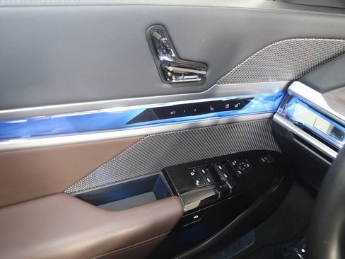 Used 2023 BMW 740i w/ Parking Assistance Package image 41