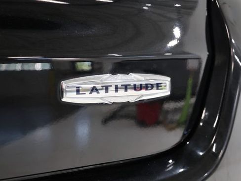 Used 2025 Jeep Compass Latitude w/ Sun & Sound Group AWD/4WD image 11