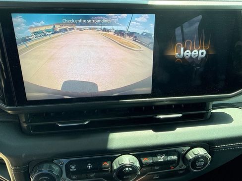 Used 2024 Jeep Wrangler Unlimited Sahara AWD/4WD image 28