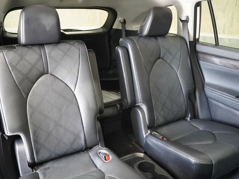 Used 2021 Toyota Highlander Platinum AWD/4WD image 35