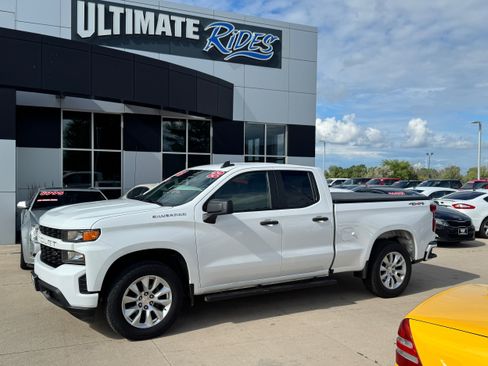 Used 2022 Chevrolet Silverado 1500 Custom image 1