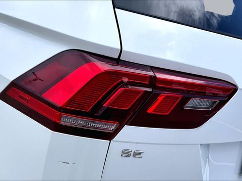 Used 2023 Volkswagen Tiguan SE w/ Panoramic Sunroof Package FWD image 27