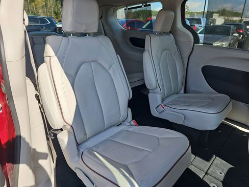 Used 2020 Chrysler Pacifica Limited image 11