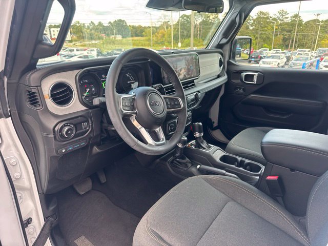 Used 2025 Jeep Wrangler Unlimited Sahara AWD/4WD image 10