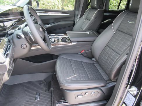 New 2026 Cadillac Escalade ESV Platinum Sport w/ LPO, ONYX Package AWD/4WD image 17