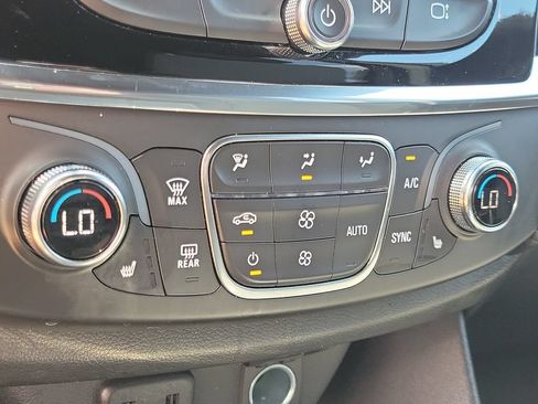 Used 2023 Chevrolet Traverse LT FWD image 30
