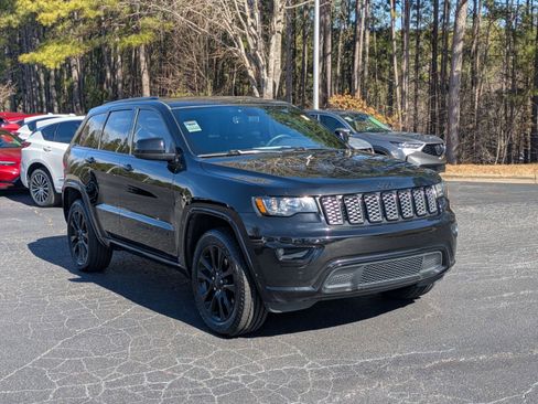Used 2019 Jeep Grand Cherokee Altitude image 3