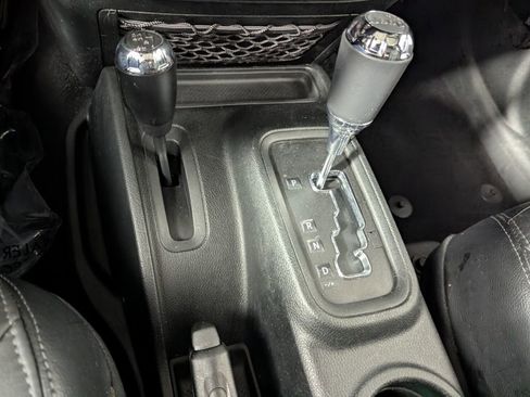 Used 2018 Jeep Wrangler Unlimited Sahara image 21