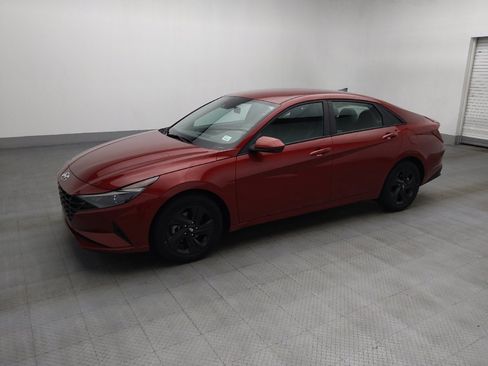 Used 2023 Hyundai Elantra SEL w/ Preferred Accessory Package FWD image 2