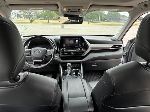 Used 2020 Toyota Highlander XLE FWD image 29