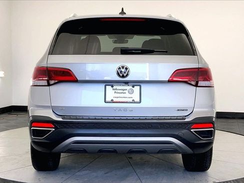 Used 2024 Volkswagen Taos SE image 4