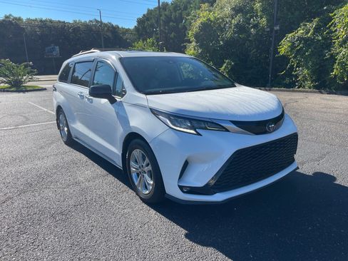 Used 2023 Toyota Sienna XSE AWD/4WD image 1