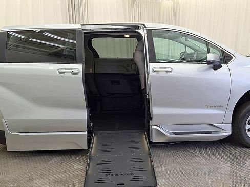 Used 2024 Toyota Sienna LE FWD image 6