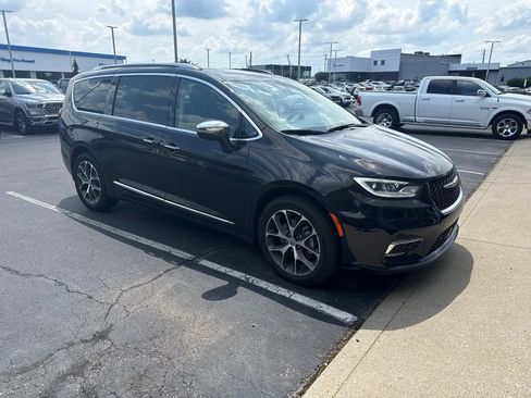 Used 2021 Chrysler Pacifica Limited w/ Uconnect Theater Family Group AWD/4WD image 2