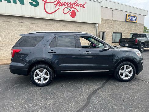 Used 2017 Ford Explorer XLT w/ Equipment Group 202A AWD/4WD image 9