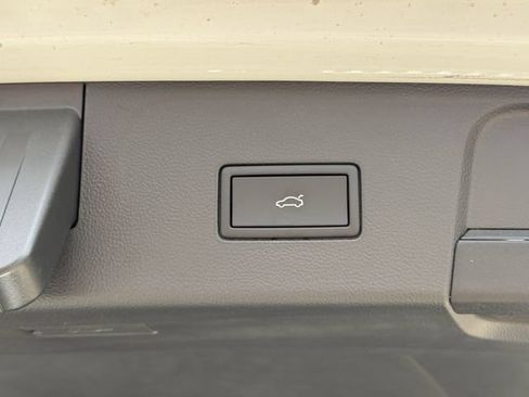 Used 2025 Volkswagen Atlas SE FWD image 29