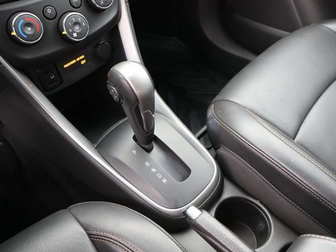 Used 2022 Chevrolet Trax LT w/ Premium Seat Package AWD/4WD image 23