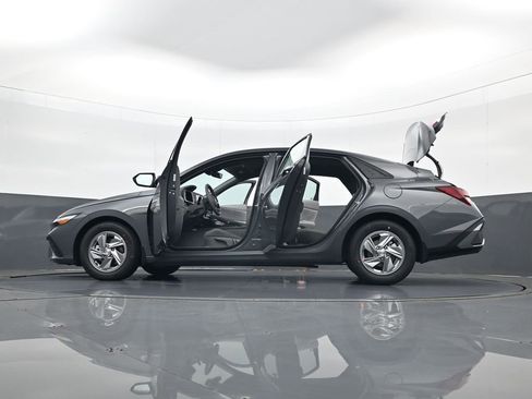 New 2026 Hyundai Elantra SE FWD image 34